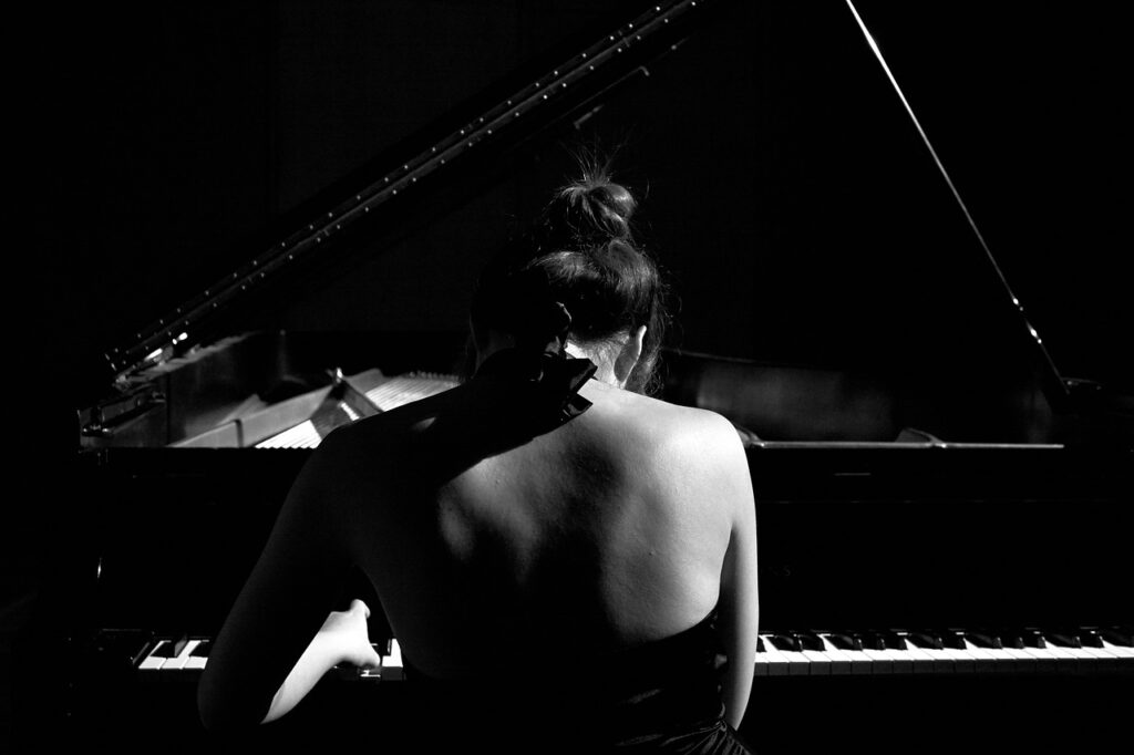 piano, black and white, player-3544416.jpg